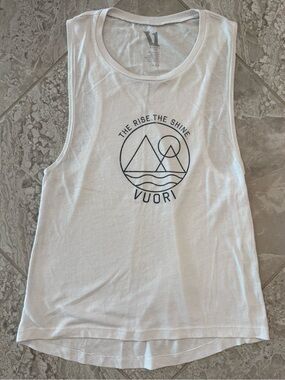 Vuori White Tank with Black Mountain Graphic, size Small